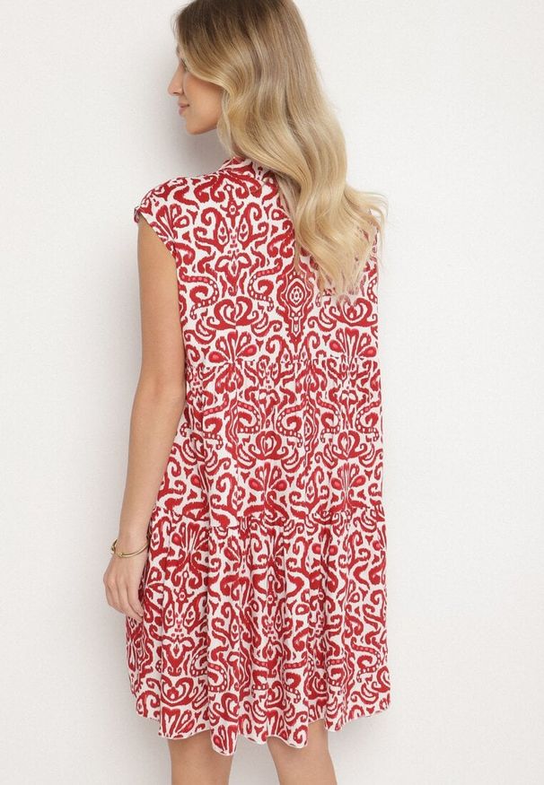 Born2be - Czerwona Bawełniana Sukienka o Rozkloszowanym Kroju Oversize Liravina. Okazja: na co dzień. Typ kołnierza: dekolt w serek. Kolor: czerwony. Materiał: bawełna. Typ sukienki: oversize. Styl: casual, elegancki, klasyczny