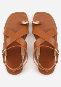 Renee - Jasnobrązowe Sandały z Paskiem na Palec z Metaliczną Aplikacją i Klamerką Ailintra. Okazja: na co dzień. Zapięcie: pasek. Kolor: brązowy. Wzór: aplikacja. Styl: casual, elegancki #9