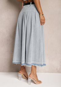Renee - Jasnoniebieska Rozkloszowana Spódnica Jeansowa z Paskiem z Klamrą Varnie. Okazja: na uczelnię. Kolor: niebieski. Materiał: jeans