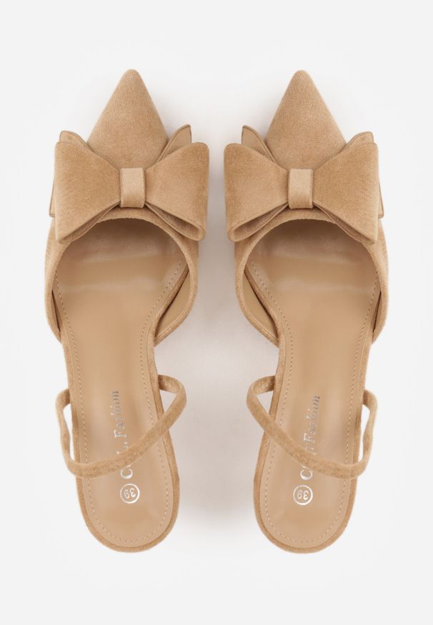 Born2be - Ciemnobeżowe Szpilki z Imitacji Zamszu z Odkrytą Piętą i Aplikacją z Kokardą Asteodora. Okazja: do pracy, na co dzień, na spotkanie biznesowe. Kolor: beżowy. Materiał: zamsz. Wzór: aplikacja. Obcas: na szpilce. Styl: klasyczny, biznesowy, elegancki, casual, wizytowy