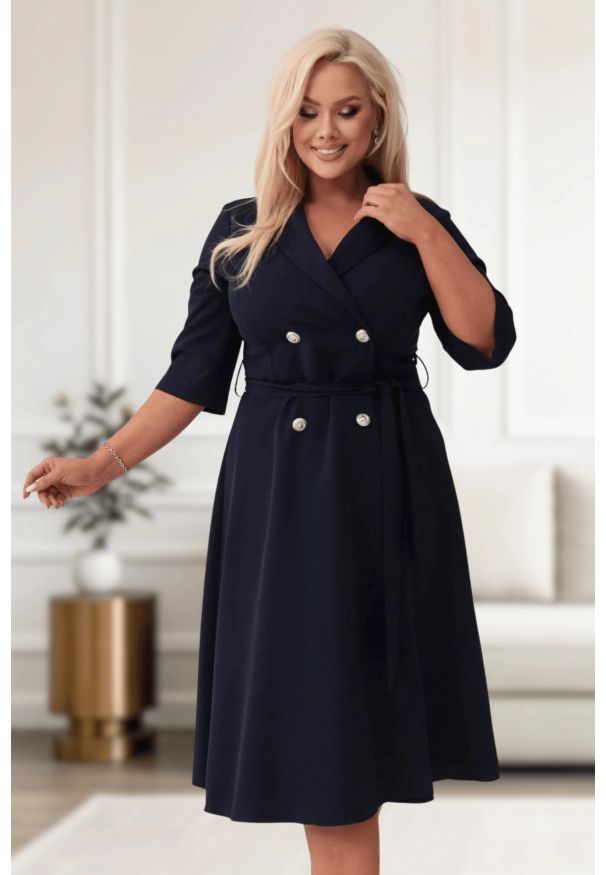 Moda Size Plus Iwanek - Elegancka granatowa żakietowa sukienka Marietta XXL OVERSIZE WIOSNA. Okazja: na spotkanie biznesowe, na co dzień. Kolor: niebieski. Materiał: poliester, tkanina, elastan, materiał. Sezon: wiosna. Typ sukienki: oversize. Styl: elegancki