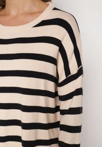 Born2be - Czarno-Kremowy Sweter o Kroju Oversize z Motywem Pasków Irtusa. Okazja: na co dzień. Kolor: czarny. Materiał: jeans. Styl: casual #6