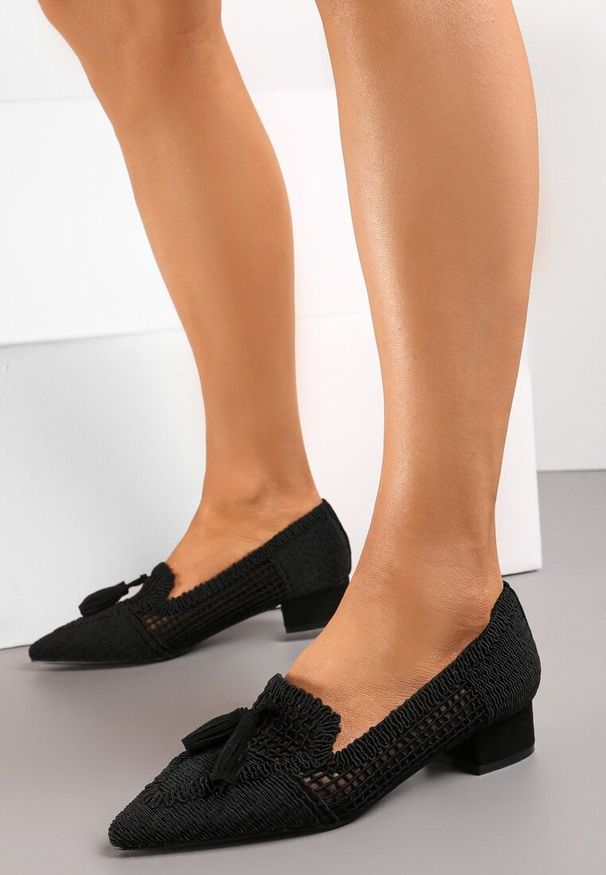 Renee - Czarne Plecione Czółenka na Niskim Obcasie Ozdobione Chwostami Rubentia. Kolor: czarny. Wzór: aplikacja. Obcas: na obcasie. Styl: boho. Wysokość obcasa: niski