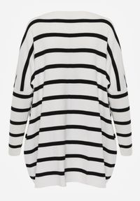 Born2be - Biały Sweter Oversize w Paski z Rękawami Nietoperz Caelania. Kolor: biały. Wzór: paski #4