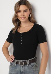 Born2be - Czarny Prążkowany T-shirt z Bawełny Ozdobiony Guzikami Tasavia. Okazja: na co dzień. Kolor: czarny. Materiał: bawełna, prążkowany. Wzór: aplikacja. Styl: klasyczny, elegancki, casual #6