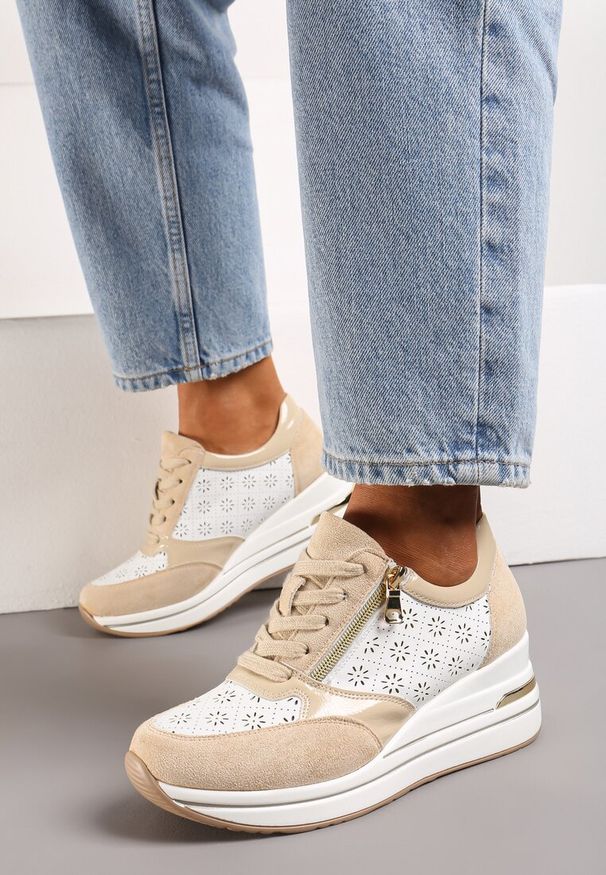 Renee - Beżowe Sneakersy z Ażurową Perforacją Suwakiem i Ukrytym Koturnem Pelaria. Okazja: na co dzień. Nosek buta: okrągły. Zapięcie: sznurówki. Kolor: beżowy. Materiał: materiał. Wzór: ażurowy. Obcas: na koturnie. Wysokość obcasa: średni