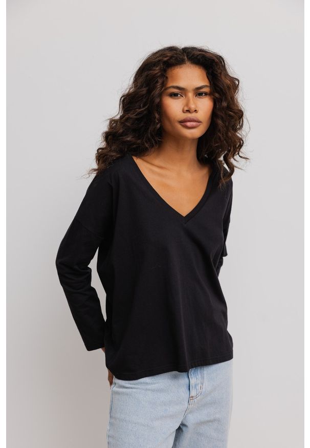Marsala - LONGSLEEVE z dekoltem w kształcie V w kolorze CZARNYM. Typ kołnierza: dekolt w kształcie V. Kolor: czarny. Materiał: bawełna, elastan, materiał. Długość rękawa: długi rękaw. Długość: długie. Styl: sportowy, elegancki