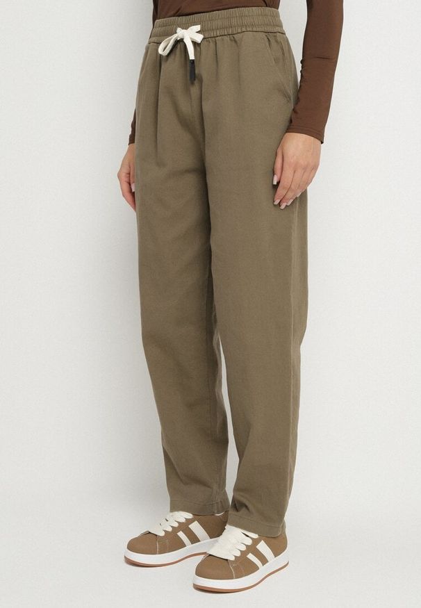 Born2be - Ciemnozielone Spodnie Bawełniane w Stylu Mom Fit ze Sznurkiem Adenelle. Okazja: na co dzień. Kolor: zielony. Materiał: bawełna. Styl: casual
