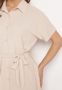 Born2be - Beżowa Sukienka Wiskozowa o Luźnym Koszulowym Kroju Wiązana w Talii Rionella. Kolor: beżowy. Materiał: wiskoza. Długość rękawa: krótki rękaw. Sezon: lato. Typ sukienki: koszulowe. Styl: klasyczny #6