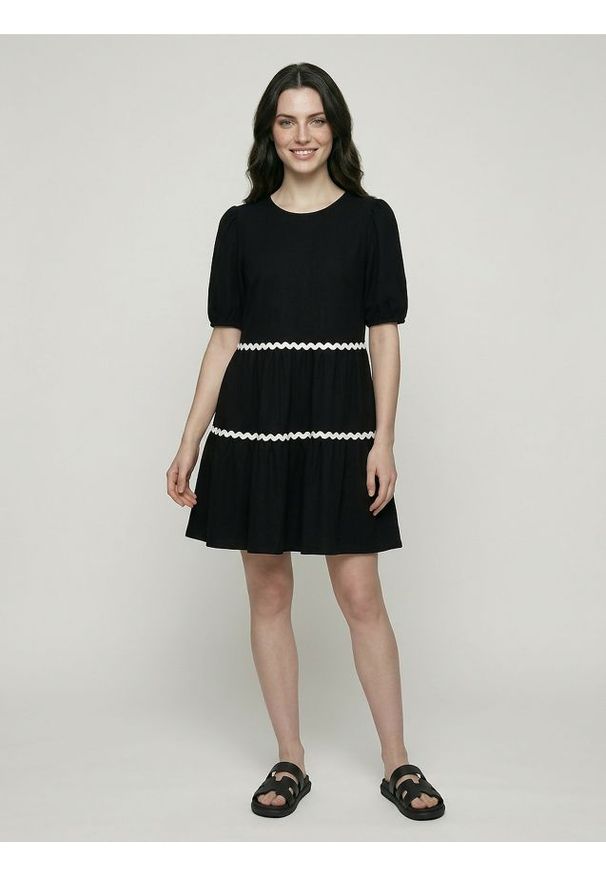 Sinsay - Sukienka mini babydoll z wiskozą - czarny. Kolor: czarny. Materiał: wiskoza. Długość: mini