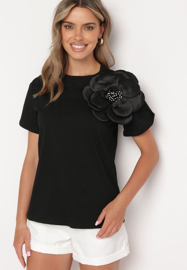 Born2be - Czarna Bawełniana Bluzka z Kwiatową Aplikacją i Cyrkoniami Quavia. Okazja: na co dzień, do pracy. Kolor: czarny. Materiał: bawełna. Długość rękawa: krótki rękaw. Długość: krótkie. Wzór: aplikacja, kwiaty. Styl: casual, elegancki