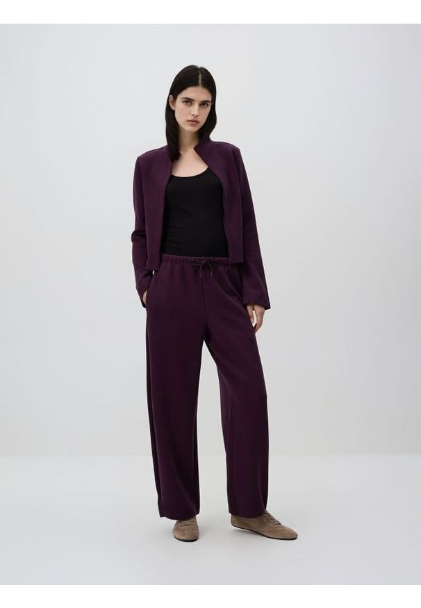 Reserved - Spodnie z dodatkiem wiskozy - ciemnofioletowy. Kolor: fioletowy. Materiał: wiskoza