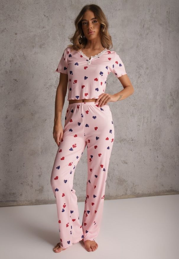 Renee - Różowy Elastyczny Komplet Piżamowy w Serduszka Spodnie i Top Isle. Kolor: różowy. Materiał: materiał