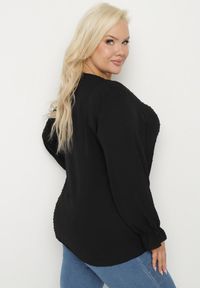 Born2be - Czarna Bluzka w Stylu Retro z Falbankami i Kołnierzykiem z Wiązaniem Abelivia. Okazja: na co dzień. Typ kołnierza: kołnierz z falbankami. Kolekcja: plus size. Kolor: czarny. Materiał: jeans. Długość rękawa: długi rękaw. Długość: długie. Styl: retro #5