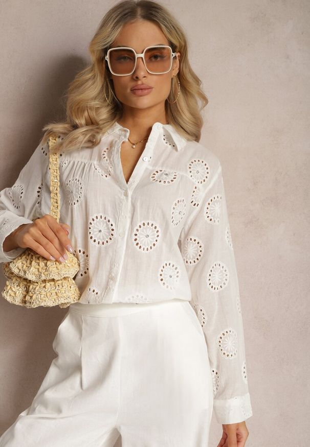 Renee - Biała Koszula Bawełniana Ozdobiona Cyrkoniami i Haftem Opertta. Kolor: biały. Materiał: bawełna. Wzór: aplikacja, haft. Sezon: lato