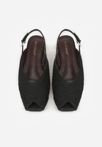 Renee - Czarne Sandały z Plecionką i Metalicznymi Ozdobami Crowstrider. Okazja: na co dzień. Zapięcie: sprzączka. Kolor: czarny. Materiał: jeans. Wzór: aplikacja. Sezon: wiosna. Styl: glamour, casual, elegancki #7