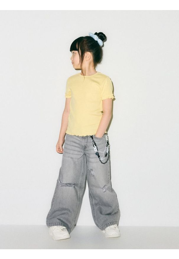 Reserved - Jeansy super wide leg z łańcuszkiem - jasnoszary. Kolor: szary