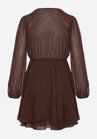 Born2be - Brązowa Rozkloszowana Sukienka z Siateczki z Kopertowym Dekoltem Zenessa. Typ kołnierza: dekolt kopertowy. Kolor: brązowy. Materiał: poliester, materiał. Typ sukienki: kopertowe #6