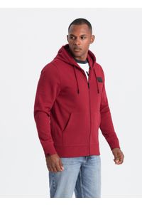 Ombre Clothing - Rozpinana męska bluza dresowa z kapturem i naszywką – czerwona V3 OM-SSZP-0140 - XXL. Okazja: na co dzień. Typ kołnierza: kaptur. Kolor: czerwony. Materiał: dresówka. Wzór: aplikacja. Styl: klasyczny, elegancki, casual #4
