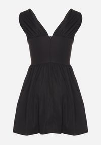 Born2be - Czarna Sukienka Vices o Rozkloszowanym Kroju z Wiązaniem Foliseia. Okazja: na co dzień. Typ kołnierza: dekolt w kształcie V. Kolor: czarny. Materiał: jeans, poliester. Długość rękawa: bez rękawów. Styl: klasyczny, casual, elegancki #4