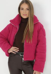 Born2be - Fuksjowa Kurtka Futerko Teddy Zychee. Okazja: na co dzień, na spacer. Kolor: różowy. Materiał: futro. Długość rękawa: długi rękaw. Długość: długie. Styl: casual, elegancki #7