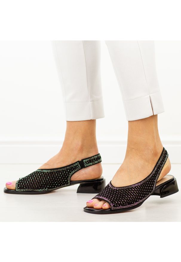 Czarne skórzane sandały damskie DiA 3131. Okazja: na wesele, na ślub cywilny. Kolor: czarny. Materiał: skóra, zamsz. Wzór: aplikacja. Sezon: wiosna, lato. Obcas: na obcasie. Styl: klasyczny, elegancki. Wysokość obcasa: niski