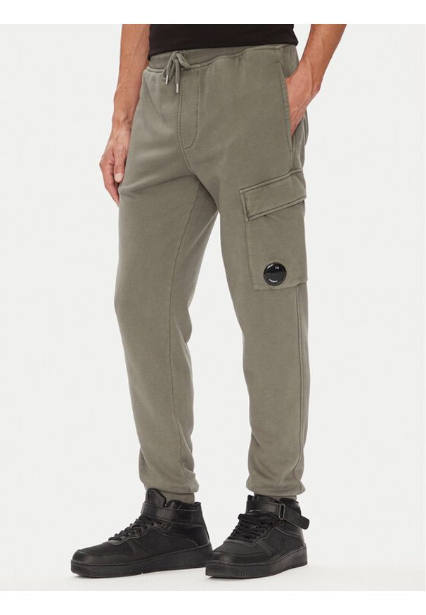 C.P. Company Spodnie dresowe 19CMSP720A006372R Zielony Regular Fit. Kolor: zielony. Materiał: bawełna