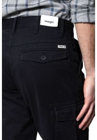 Wrangler - KRÓTKIE SPODENKI WRANGLER CARGO SHORT NAVY WASHED W15DHC49I. Materiał: materiał. Długość: krótkie. Wzór: aplikacja #10