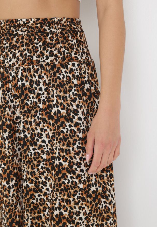 Born2be - Brązowe Szerokie Spodnie w Panterkę o Długości 7/8 Lucinda. Stan: podwyższony. Kolor: brązowy. Materiał: tkanina, wiskoza. Wzór: motyw zwierzęcy