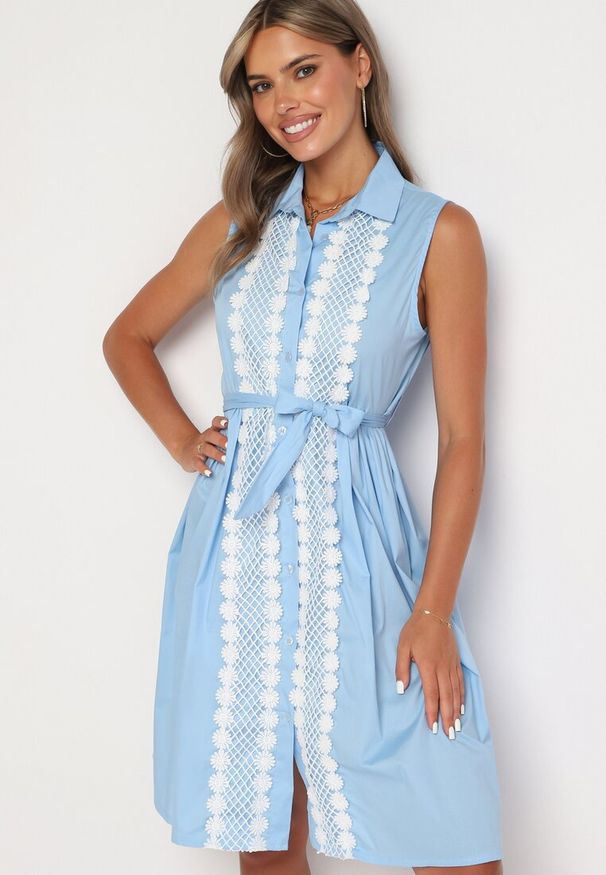 Born2be - Jasnoniebieska Rozkloszowana Sukienka z Bawełny o Koszulowym Kroju Wiązana w Pasie Calelia. Okazja: na co dzień. Kolor: niebieski. Materiał: bawełna. Typ sukienki: koszulowe. Styl: casual