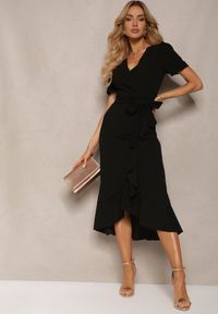 Renee - Czarna Kopertowa Sukienka z Falbanką Caronia. Okazja: na spotkanie biznesowe. Kolor: czarny. Typ sukienki: kopertowe. Styl: elegancki, biznesowy