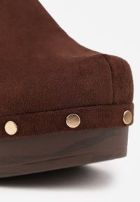 Renee - Ciemnobrązowe Klapki Chodaki na Słupku z Cholewką z Nitami i Paskiem z Klamerką Jinnor. Kolor: brązowy. Materiał: zamsz. Wzór: ażurowy, haft. Sezon: lato. Obcas: na słupku. Styl: boho, rockowy. Wysokość obcasa: średni #6