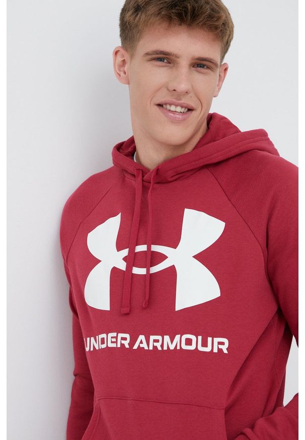 Under Armour bluza 1357093.664 męska kolor bordowy z kapturem z nadrukiem. Typ kołnierza: kaptur. Kolor: czerwony. Długość rękawa: raglanowy rękaw. Wzór: nadruk