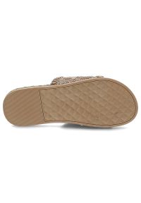 Brązowe Klapki Artiker Materiałowe Buty Na Lato. Okazja: na co dzień. Kolor: brązowy. Materiał: materiał. Wzór: aplikacja. Sezon: lato. Styl: casual #3