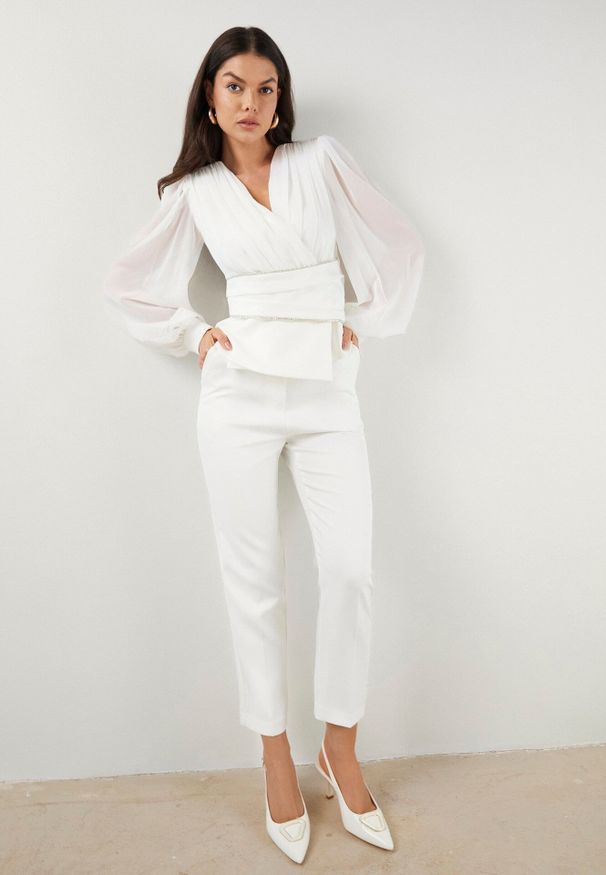 Born2be - Biała Bluzka Kopertowa VICES z Dekoltem V Bufiastymi Rękawkami i Zaakcentowanymi Ramionami Tine. Okazja: na komunię, na co dzień. Typ kołnierza: dekolt w kształcie V. Kolor: biały. Materiał: jeans. Długość rękawa: krótki rękaw. Styl: casual, elegancki