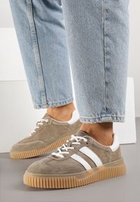 Renee - Ciemnobeżowe Sneakersy Tenisówki z Wkładką ze Skóry Naturalnej Ozdobione Tłoczeniem Meluella. Okazja: na co dzień, na spacer. Kolor: beżowy. Materiał: skóra. Szerokość cholewki: normalna. Wzór: aplikacja. Sport: turystyka piesza #4