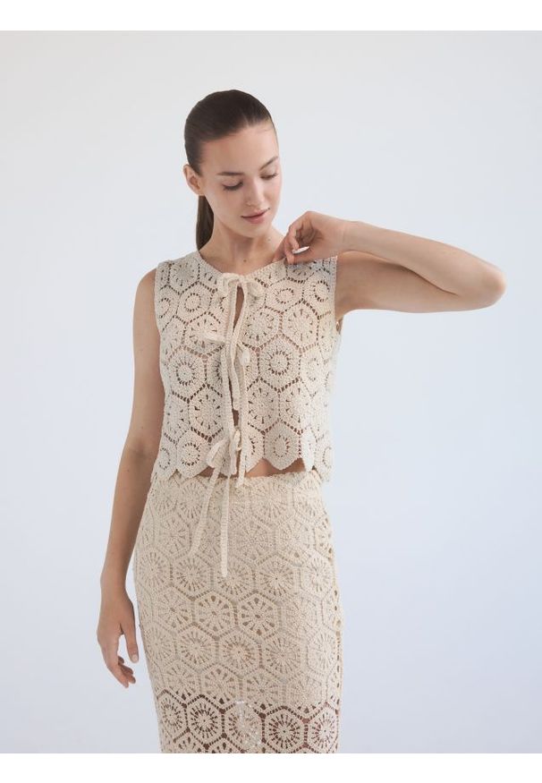 Reserved - Crochetowa kamizelka - kremowy. Kolor: kremowy. Materiał: bawełna
