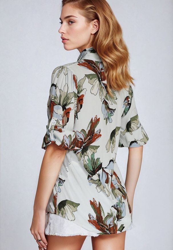 Born2be - Jasnoniebieska Wiskozowa Koszula z Rękawami 3/4 i Guzikami Yoguste. Okazja: na co dzień. Kolor: niebieski. Materiał: wiskoza. Styl: casual, elegancki