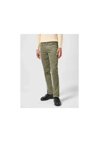 Wrangler - WRANGLER MĘSKIE SPODNIE SZTRUKSOWE TEXAS SLIM DUSTY OLIVE 112358038. Materiał: sztruks