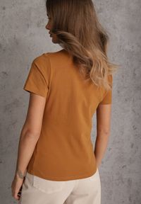 Renee - Brązowy T-shirt z Bawełny z Okrągłym Dekoltem Nedima. Okazja: na co dzień. Kolor: brązowy. Materiał: bawełna. Styl: casual, klasyczny #6
