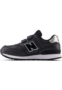 Buty New Balance sneakersy zapinane na rzep PV574FM czarne. Okazja: na uczelnię, na co dzień. Zapięcie: rzepy. Kolor: czarny. Materiał: guma. Szerokość cholewki: normalna. Model: New Balance 574. Sport: turystyka piesza #6