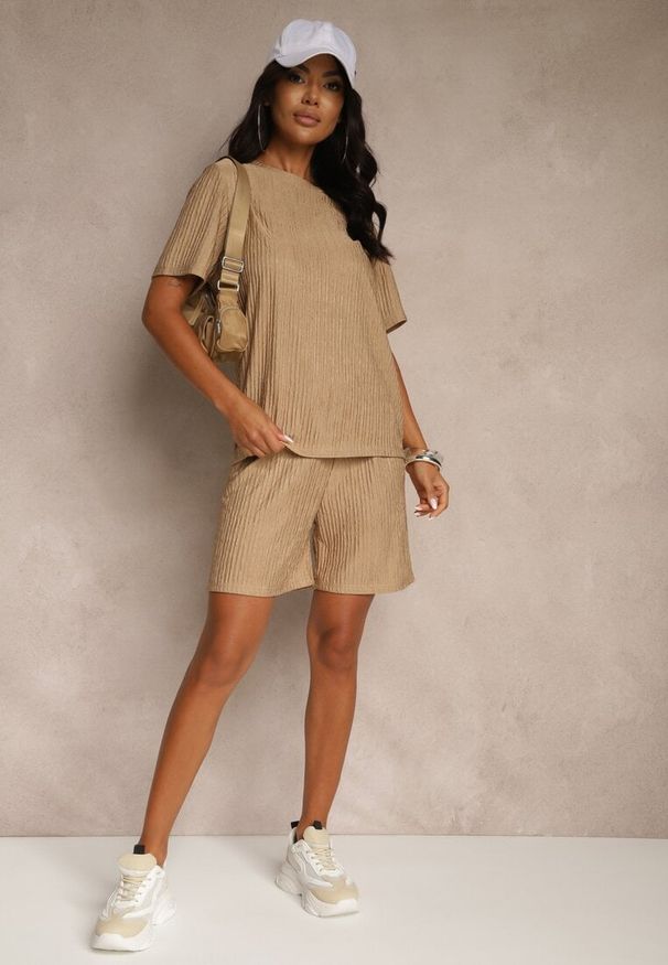 Renee - Beżowy Komplet Szorty i Koszulka Ozdobione Tłoczonym Motywem Halienna. Kolor: beżowy. Wzór: aplikacja