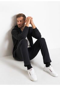 bonprix - Spodnie do biegania z praktycznymi kieszeniami zapinanymi na zamek. Kolor: czarny. Styl: sportowy #3