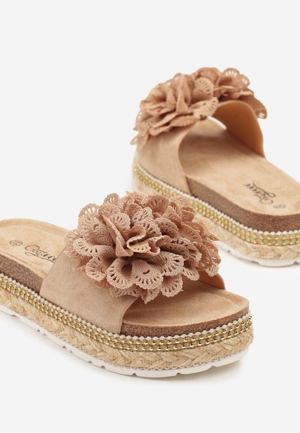Renee - Ciemnobeżowe Klapki z Ozdobą 3D Kinalira. Okazja: na co dzień. Kolor: beżowy. Materiał: jeans. Wzór: aplikacja. Sezon: lato. Styl: elegancki, wizytowy, casual
