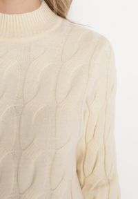 Born2be - Jasnobeżowy Klasyczny Sweter w Ozdobny Splot Aliissa. Kolor: beżowy. Materiał: dzianina. Długość rękawa: długi rękaw. Długość: długie. Wzór: ze splotem. Styl: klasyczny #3