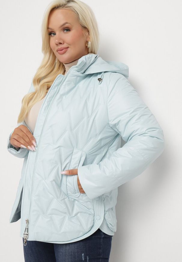 Born2be - Jasnoniebieska Pikowana Pudełkowa Kurtka z Kapturem Zapinana na Suwak i Napy Nevianna. Okazja: na co dzień. Typ kołnierza: kaptur. Kolor: niebieski. Materiał: jeans, skóra. Długość rękawa: długi rękaw. Długość: długie. Styl: elegancki, casual
