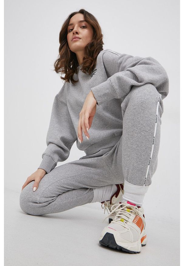 Reebok - Dres HB4025. Kolor: szary. Materiał: dresówka
