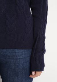 Born2be - Granatowy Sweter o Warkoczowym Splocie z Okrągłym Dekoltem Selinera. Kolor: niebieski. Materiał: dzianina. Wzór: ze splotem. Styl: klasyczny