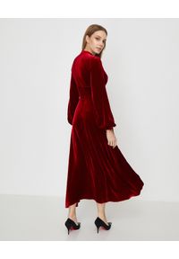 RAQUEL DINIZ - Czerwona sukienka z jedwabiu. Kolor: czerwony. Materiał: jedwab. Długość rękawa: długi rękaw. Typ sukienki: rozkloszowane. Styl: elegancki. Długość: maxi #2