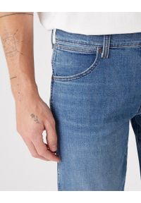 Wrangler - WRANGLER LARSTON MĘSKIE SPODNIE JEANSOWE DUSKY CLOUD W18SYJ38R #5